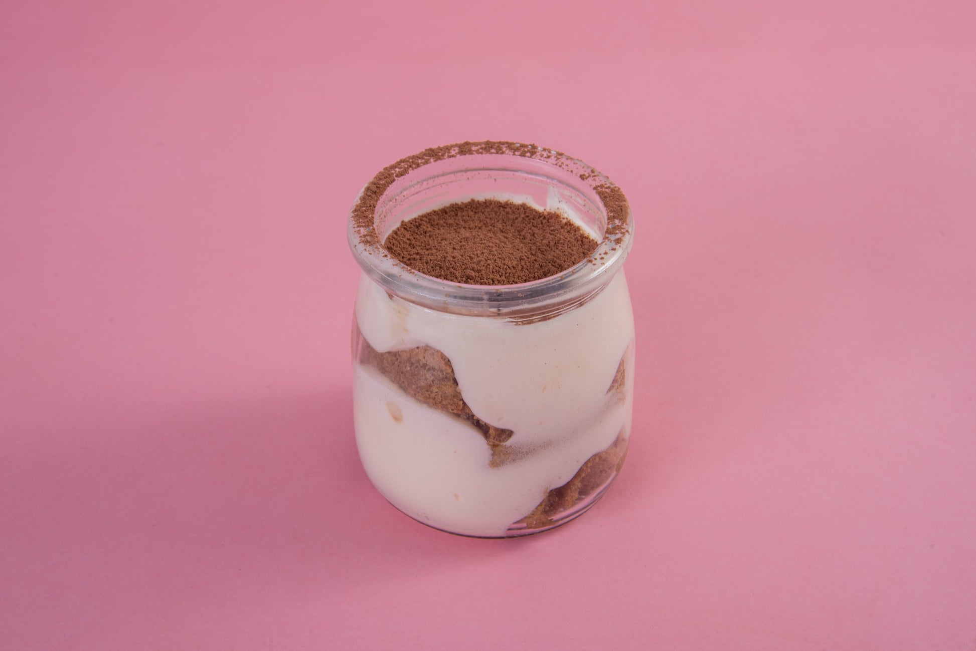 Tiramisú individual clásico en vaso de vidrio reutilizable