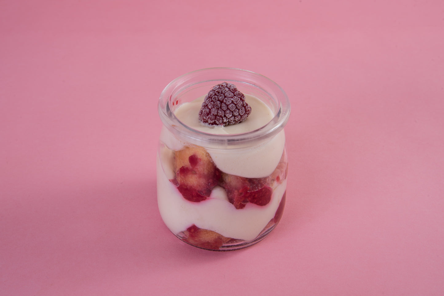 Tiramisú individual de frambuesa en vaso de vidrio reutilizable