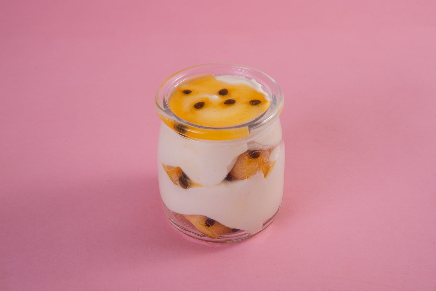 Tiramisú individual de maracuyá en vaso de vidrio reutilizable